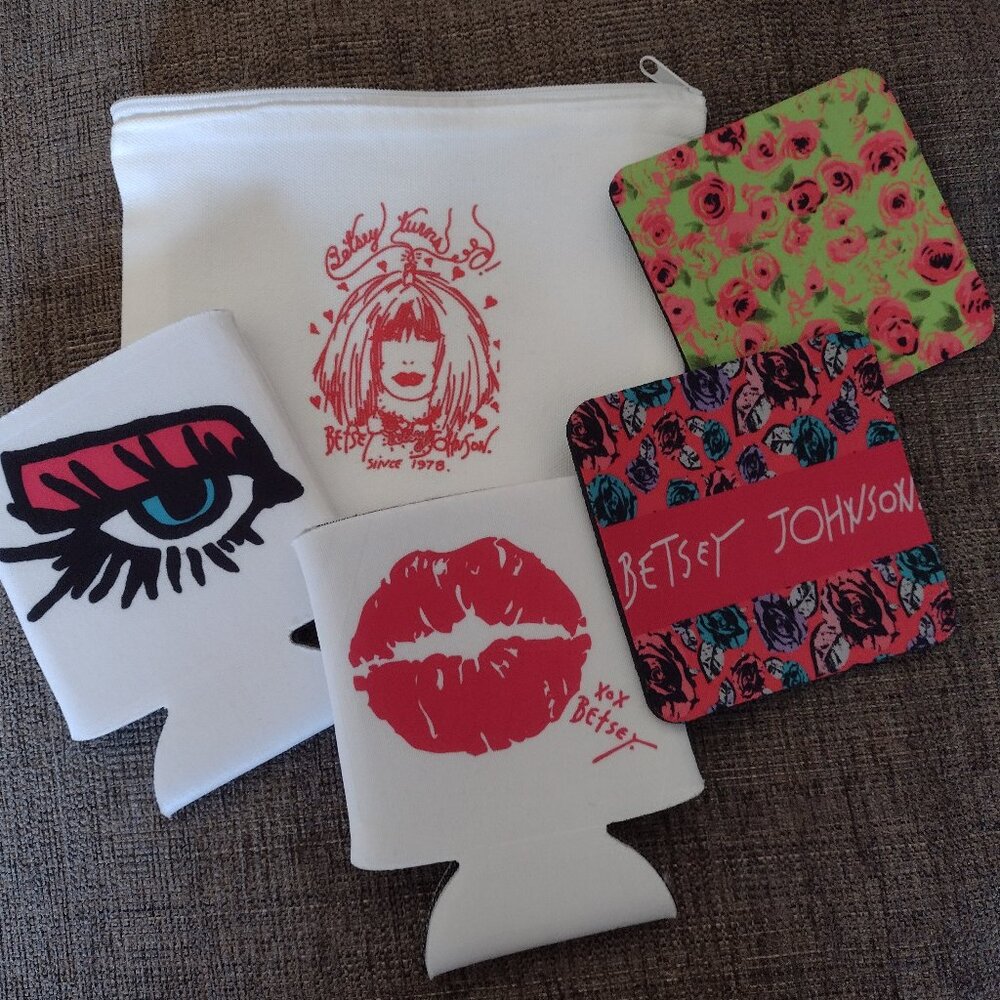 New Betsey Johnson Coasters with its zippered bag